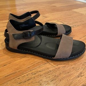 Earth Women’s Green and Black Flat Sandal Shoes Size 9